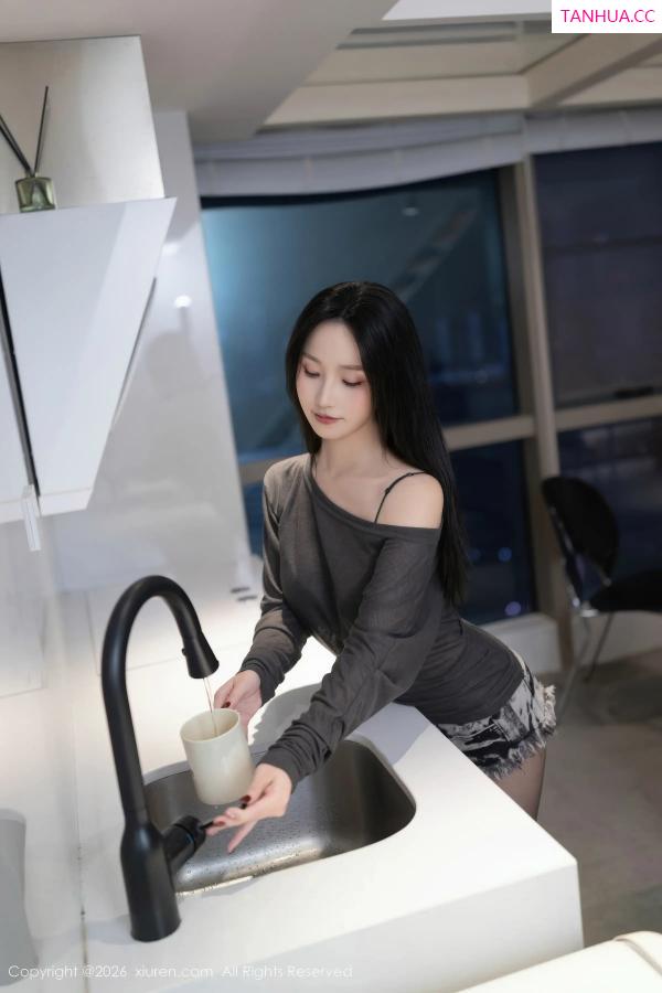   [XiuRen]高清写真图 2026.01.07 No.11202 杏子Yada 黑色情趣内衣第2张图片